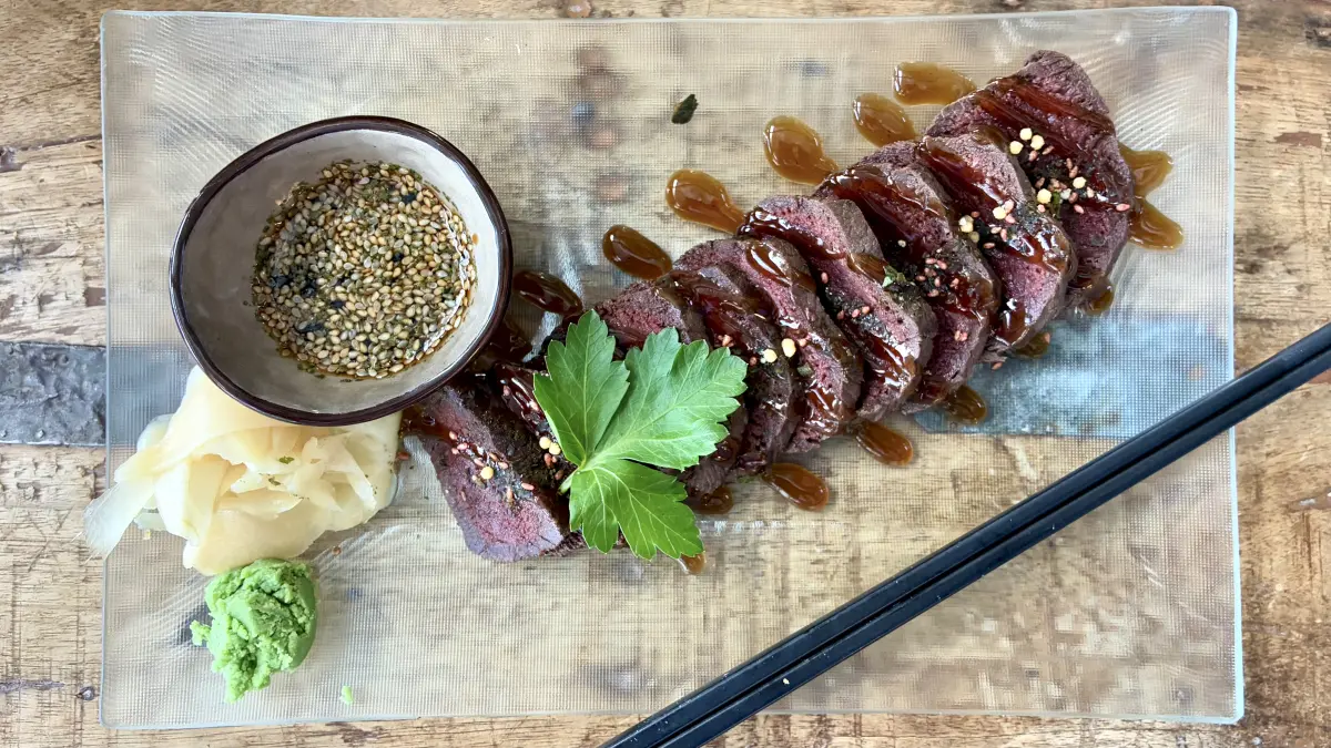 萨克里岛 (Sakrisøya) 上的 Anita’s Sjømat 海鲜餐厅的火炙鲸肉片 (Whale Tataki)